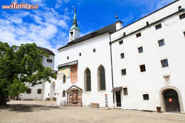 Immagine Dentro al Castello di Salisburgo . Siamo nel cortile della Festung Hoensalzburg, una delle fortezze più vaste d'Europa. In questa stessa coorte, durante il periodo dell'Avvento, si svolge uno dei tanti mercatini di Natale di Salisburgo - © Aleksandar Todorovic / Shutterstock.com