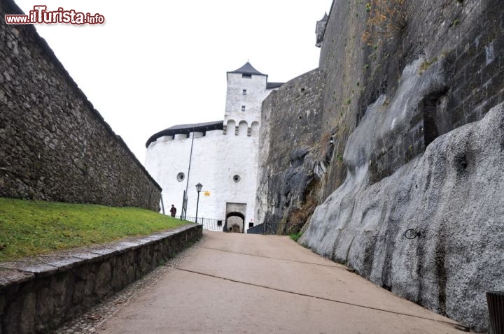 Immagine Ingresso alla fortezza di Salisburgo, che si raggiunge con il percorso in salita a piedi lungo una ripida strada