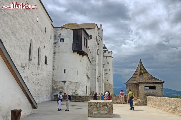 Immagine Piattaforma panoramica della Fortezza di Salisburgo. Da qui si gode di un magnifico panorama della città - © Tatiana Volgutova / Shutterstock.com