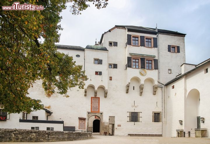 Immagine Salisburgo, la visita alla Fortezza. Ci troviamo nel cortile interno della Festung Hoensalzburg - © Borisb17 / Shutterstock.com