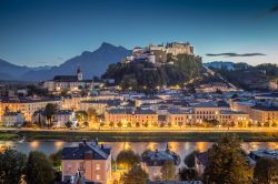 Crepuscolo a Salisburgo. La città dell'Austria risulta letteralmente dominata e sovrastata dalla grande fortezza di Hoehsalzburg - © canadastock / Shutterstock.com