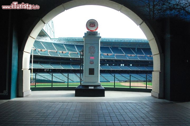 Immagine Home Run Pump, non è un distributore di benzina, ma un contatore che registra il cumulativo delle "home run" delle partite degli Astros Houston, al Minute Maid Park - © Brian Reading - CC BY-SA 3.0 - Wikimedia Commons.