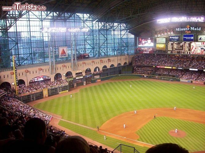 Immagine Impianto indoor del Minute Maid Park di Houston. La copertura è mobile, e può trasformare l'impianto in uno stadio all'aperto - © Elsapo - CC BY-SA 3.0 - Wikimedia Commons.