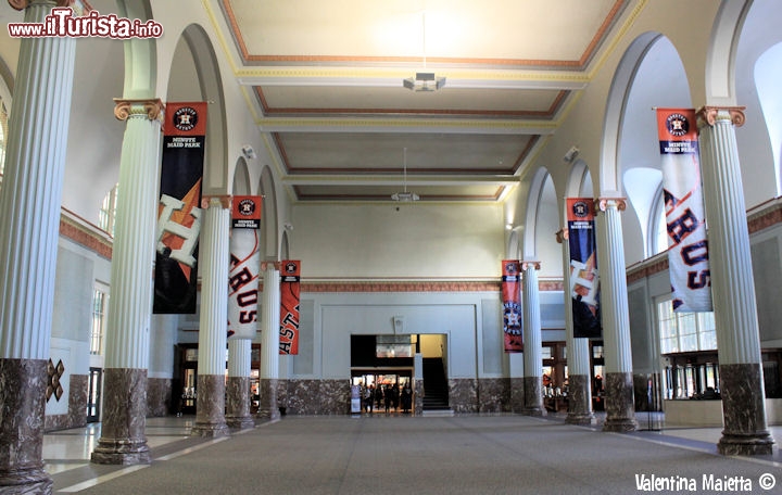 Immagine Ingresso della Union Station. La stazione si trova all'interno del  Minute Maid Park - © Valentina Maietta / www.guendastravels.com