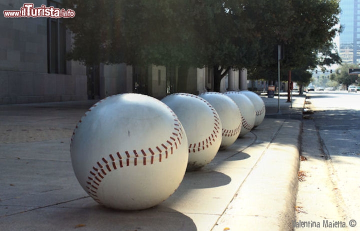 Immagine Palle giganti da basebal esposte all'esterno del Minute Maid Park - © Valentina Maietta / www.guendastravels.com