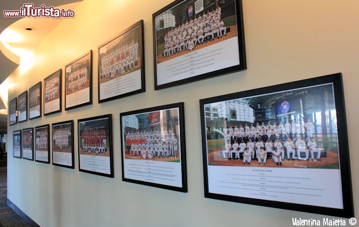 Immagine La pictures wall, l'esposizione delle foto storiche degli Houston Astros, all'interno del  Minute Maid Park - © Valentina Maietta / www.guendastravels.com