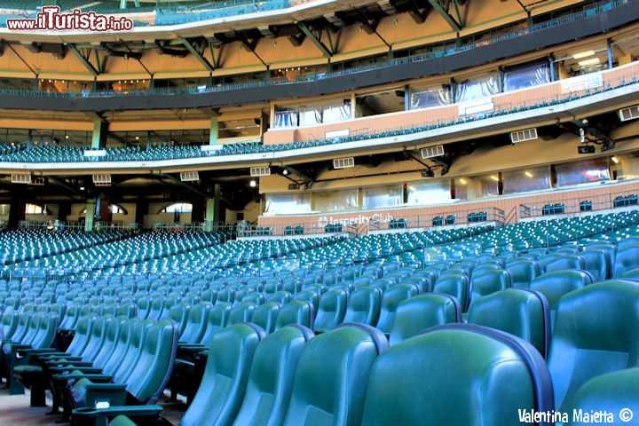 Immagine Le tribune del Minute Maid Park: lo stadio del baseball di Houston può ospitare fino a 41.000 spettatori - © Valentina Maietta / www.guendastravels.com