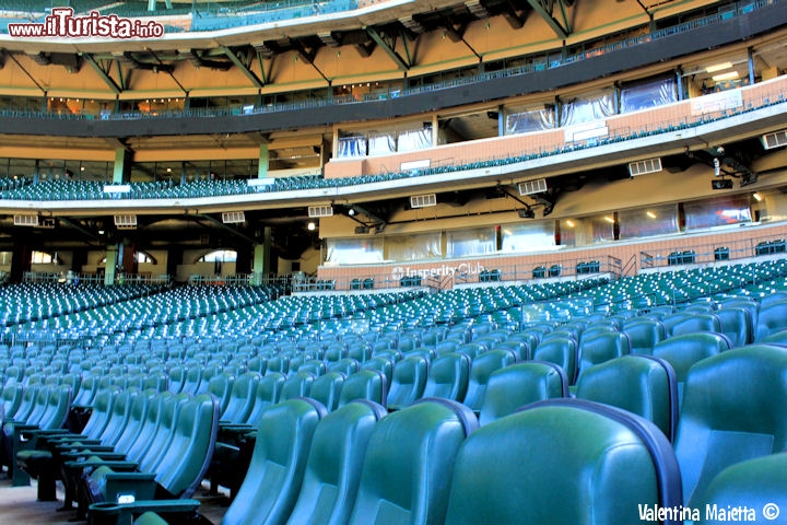 Immagine Le tribune del Minute Maid Park: lo stadio del baseball di Houston può ospitare fino a 41.000 spettatori - © Valentina Maietta / www.guendastravels.com
