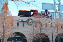 La particolare locomotiva del Minute Maid Park, che festeggia i fuori campo degli Houston Astros Stadio. Siamo nel famoso stadio del Baseball a Houston - © Brian Reading - CC BY-SA 3.0 ...