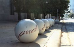 Palle giganti da basebal esposte all'esterno del Minute Maid Park - © Valentina Maietta / www.guendastravels.com