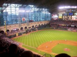 Impianto indoor del Minute Maid Park di Houston. La copertura è mobile, e può trasformare l'impianto in uno stadio all'aperto - © Elsapo - CC BY-SA 3.0 - Wikimedia ...
