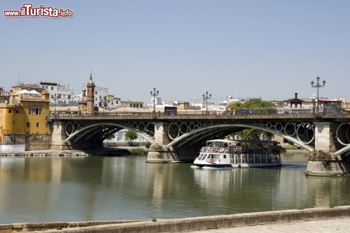 Immagine Ponte di Triana a Siviglia, colelga il centro con l'omonimo quartiere - © baldovina / Shutterstock.com