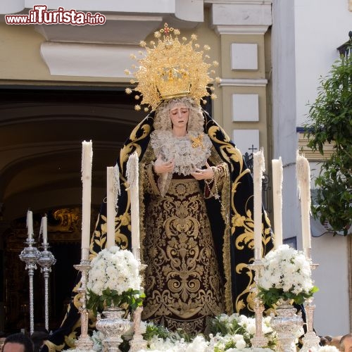 Immagine Processione di Maria Auxiliadora nel quartiere di Triana a Siviglia - © Mayabuns / Shutterstock.com