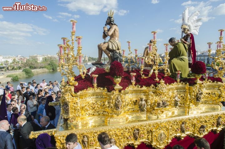 Immagine Processione a Siviglia sul  Ponte di Triana - © Kiko Jimenez / Shutterstock.com