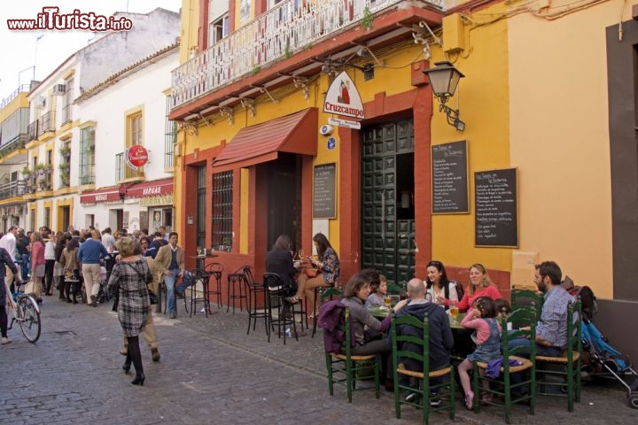 Immagine Tapas e ottimo vino nei ristoranti tipici del quartiere di Triana a Siviglia - © Mayabuns / Shutterstock.com