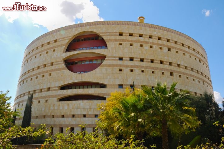 Immagine Torre di Triana un edificio moderno con funzioni amministrative nell'omonimo quartiere occidentale di Sivglia - © monysasu / Shutterstock.com
