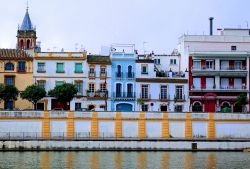 Canale Alfonso XIII, una derivazione dal Rio Guadalquivir a Siviglia, e le colorate case del quartiere di Triana - © A.S.Floro / Shutterstock.com