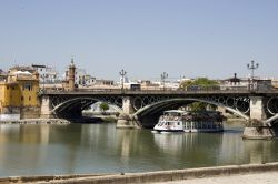 Ponte di Triana a Siviglia, colelga il centro con l'omonimo quartiere - © baldovina / Shutterstock.com