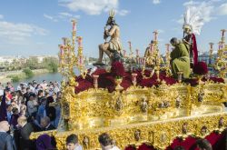 Processione a Siviglia sul  Ponte di Triana - © Kiko Jimenez / Shutterstock.com