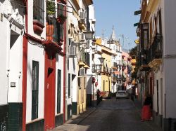 Il quartiere del flamenco di Siviglia: una stradina tipica del Barrio de Triana, nella parte occidentale del centro del capoluogo dell'Andalusia in Spagna - © chrupka / Shutterstock.com ...