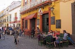 Tapas e ottimo vino nei ristoranti tipici del quartiere di Triana a Siviglia - © Mayabuns / Shutterstock.com 