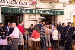 Bar ristorante tipico nel barrio de Triana, il quartiere di Siviglia - © Mayabuns / Shutterstock.com 