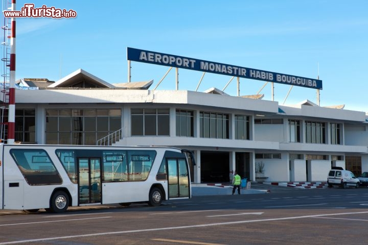Immagine Aeroporto di Monastir, si trova alle spalle della vicina spiaggia di Skanes, una delle più conosciute della Tunisia - © Kekyalyaynen / Shutterstock.com