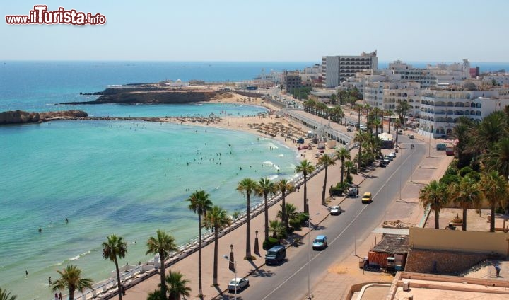 Immagine La grande spiaggia di Skanes inizia dal propmontorio di Monastir,in Tunisia, e si snoda verso occidente per circa 8 km di lunghezza - © Natalia Sidorova / Shutterstock.com