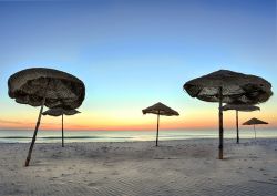 Alba a Skanes, la bella spiaggia di Monastir, Tunisia - © cpaulfell / Shutterstock.com
