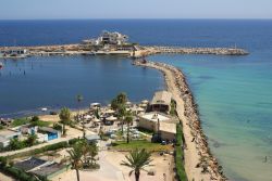 Il mare limpido di Monastir e la spiaggia di Skanes, oltre la laguna - © Natalia Sidorova / Shutterstock.com 