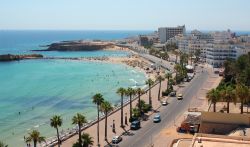 La grande spiaggia di Skanes inizia dal propmontorio di Monastir,in Tunisia, e si snoda verso occidente per circa 8 km di lunghezza - © Natalia Sidorova / Shutterstock.com 