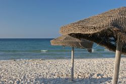 Skanes, una delle spiagge bianche più famose della Tunisia, si trova a Monastir - © Tomasz Szymanskikwelldodo / Shutterstock.com