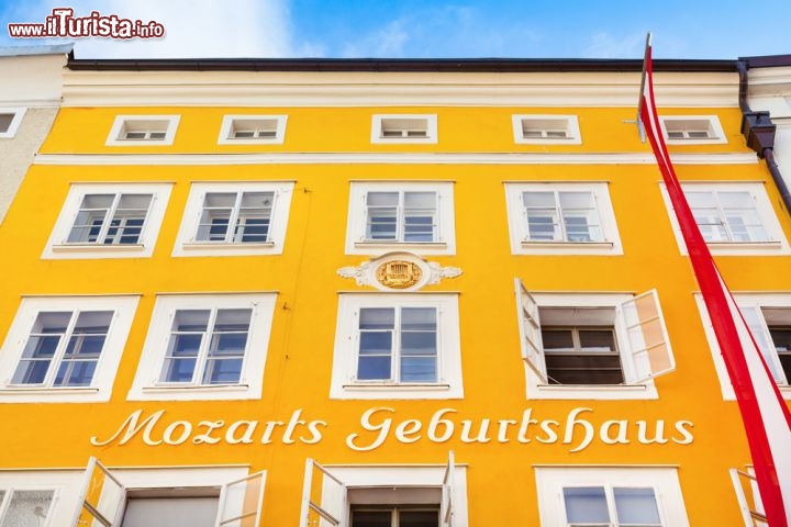 Immagine Mozart Geburtshaus: un dettaglio della facciata dipinta di carico colore giallo a pastello. Si tratta della Casa natale di Mozart a Salisburgo. Qui il celebre compositore nacque il 27 gennaio del 1756  - © canadastock / Shutterstock.com
