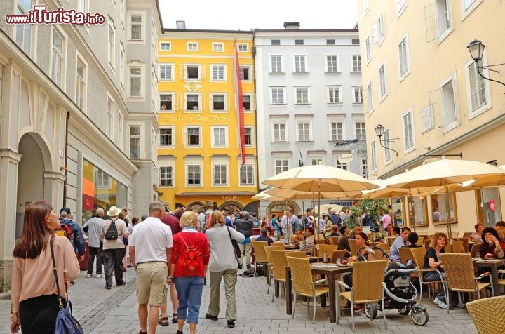 Immagine Nel cuore di Salisburgo al numero 9 della centralissima Getreidegasse, la via dello shopping, trovate la gialla Casa natale di Mozart, dove mozart nacque il 27 gennaio del 1756 - © Tatiana Volgutova / Shutterstock.com