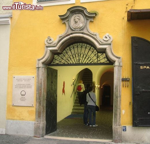 Immagine Ingresso alla Mozart Geburtshaus, in Getriedegasse n°), in pieno centro a Salisburgo, trovate la casa Natale di Mozart  - © Cezar Suceveanu - CC BY-SA 3.0 - Wikimedia Commons.