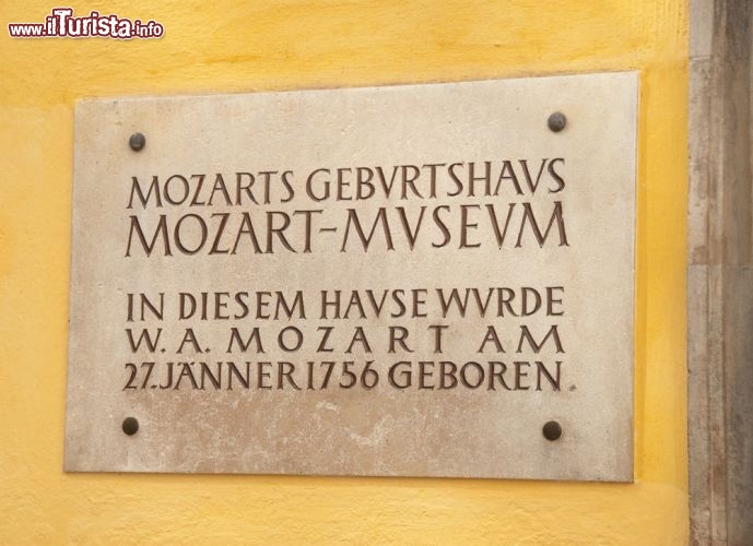 Immagine Targa commemorativa posta all'ingresso di casa Mozart a Salisburgo - © Alex Timaios Photography / Shutterstock.com