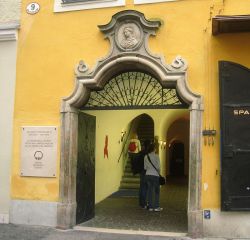 Ingresso alla Mozart Geburtshaus, in Getriedegasse n°), in pieno centro a Salisburgo, trovate la casa Natale di Mozart  - © Cezar Suceveanu - CC BY-SA 3.0 - Wikimedia ...