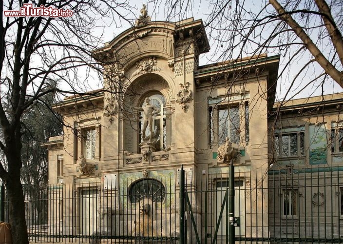 Acquario Civico, Milano,  Expo 1906 - Centonove anni. Questa l'età dell'acquario civico di Milano costruito nel 1906 in occasione dell'Esposizione che si tenne in quell'anno nel parco Sempione. Si tratta dell'unico padiglione arrivato fino a noi e del terzo acquario più antico d'Europa. Recentemente è stato oggetto di un lungo restauro che ha rinnovato le vasche e portato all'antico splendore l'esterno - © Mauro Mariani - Wikimedia Commons.