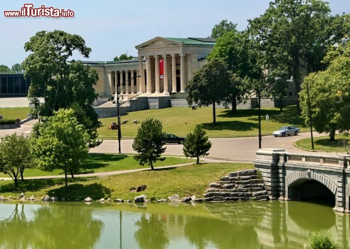 Albright Knox Art Gallery, Buffalo, Expo 1901 - Il Museo di storia di Buffalo a New York si trova nello stesso edificio adibito nel 1901 a padiglione dello Stato di New York nell'ambito dell' Esposizione Panamericana. Si tratta dell'unica testimonianza superstite dell'evento mondiale insieme alla Albright-Knox Art Gallery, edificio che avrebbe dovuto rappresentare la Beaux Arts Exhibition Hall durante l'Expo ma che non venne completato in tempo. Le mostre allestite all'interno del Museo, in ognuno dei suoi tre piani, sono frequentate da un pubblico assiduo formato da scolari, famiglie e studenti interessati a trenini, nativi americani ed altre testimonianze fino all'arma usata da Leon F. Czolgosz per sparare al presidente William McKinley il 6 settembre 1901 - © Dave - Wikimedia Commons.