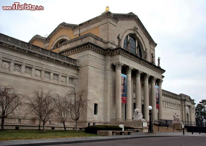 Art Museum, St. Louis, Expo 1904 - Due sono gli edifici giunti fino a noi della Esposizione Mondiale organizzata in Louisiana nel 1904, il Palazzo delle Belle Arti, oggi Museo d'Arte di St. Louis nel Forest Park e la Brookings Hall presso la Washington University. La voliera allestita sempre in quella occasione all'interno dei Forest Park ha creato i presupposti per la nascita successiva dello zoo - © Jonathunder - GFDL 1.2 - Wikimedia Commons.