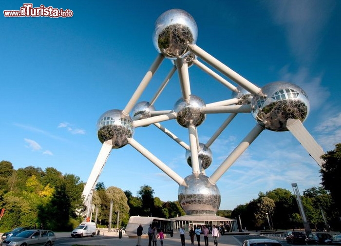 Atomium, Bruxelles, Expo 1958 - Fra i lasciti targati Expo non compaiono soltanto edifici ma anche monumenti. E' il caso dell'Atomium, costruito a Bruxelles per la fiera del 1958. La struttura, collocata nel parco Heysel, riproduce in acciaio i 9 atomi di un cristallo di ferro in una dimensione più grande 165 miliardi di volte rispetto a quella dell'atomo reale. In origine, come doveva accadere peraltro alla Torre Eiffel, la sua permanenza era stata valutata come provvisoria, per un periodo di sei mesi. Al contrario, l'Atomium è ancora fra noi. Dalle sfere, aperte al pubblico ad accetto di tre collocate nella parte superiore prive di supporto verticale, si può ammirare uno splendido panorama. Al loro interno inoltre sono organizzate mostre - © hugy / iStockphoto LP. 
