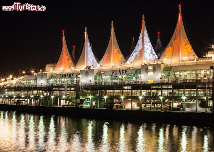 Canada Place, Vancouver, Expo 1986 - Nel 1986 l'Expo di Vancouver (Canada) ha prodotto non solo spazi espositivi ma anche progetti di altro tipo. Rientrano fra questi lo Skytrain, la metropolitana di superficie, il centro scientifico Science World ed il Canada Place, edificio situato sul lungomare del Burrand Inlet. Progettato dall'architetto Eberhard Zeidler, rappresenta, con le sue vele bianche spesso paragonate alla Opera House della Baia di Sydney, una delle strutture più caratteristiche del mondo  - © androver / Shutterstock.com 