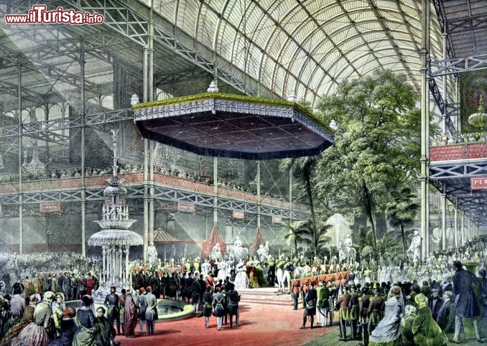 Great Exhibition, Londra, Expo 1851 - Il Crystal Palace di Hyde Park ha visto svolgersi la prima esposizione universale del pianeta. Qui vediamo una stampa d'epoca, che mostra l'inaugurazione della fiera alla presenza della Regina Vittoria. Se l'Expo ha una origine è proprio questa che accese i riflettori su Londra, ben 164 anni fa! - © Everett Historical / Shutterstock.com