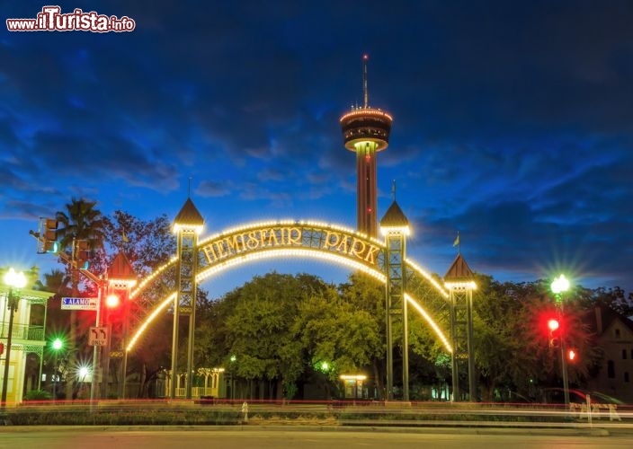 HemisFair, San Antonio, Expo 1968 - Tre sono le testimonianza arrivate fino a noi della HemisFair organizzata nel 1968 a Sant'Antonio in Texas. Si tratta della Torre delle Americhe, l'Istituto di cultura texano ed il centro congressi che ha ospitato le iniziative in programma. Tema dell'evento era "La confluenza di civiltà nelle Americhe" per celebrare le molte nazioni che si stabilirono nella regione ed il 250 ° anniversario della fondazione della città  - © f11photo / Shutterstock.com 