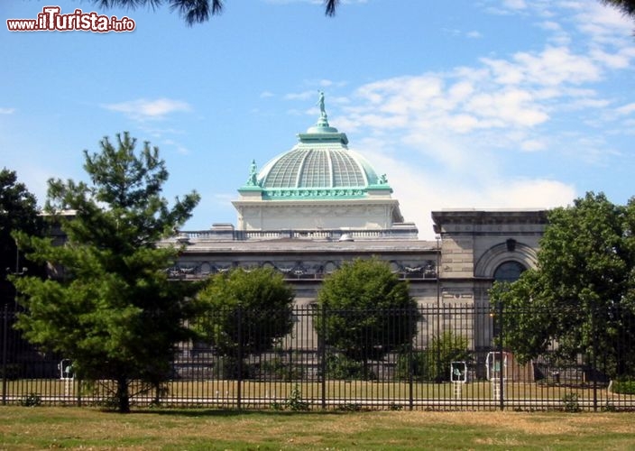 Memorial Hall, Philadelphia, Expo 1876 - La "Mostra internazionale delle arti, manifatture e prodotti del suolo" svoltasi nel 1876 è stata la prima fiera universale tenutasi negli Stati Uniti, utilizzata anche per celebrare il centesimo anniversario della Dichiarazione di Indipendenza. L'edificio principale costruito per l'occasione, il Memorial Hall di Philadelphia è oggi sede del Please Touch Museum dedicato ai bambini. Mission della struttura è di creare opportunità di apprendimento attraverso il gioco. - © Jen Dubin - CC BY-SA 2.0 - Wikipedia.org