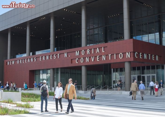 Morial Convention Center, New Orleans, Expo 1984 - L'uragano Katrina lo ha portato di nuovo alla ribalta in occasione del suo passaggio. Un evento tragico, al quale l'Ernest N. Morial Convention Center ha risposto mettendo a disposizione i suoi spazi creati nel 1984 quando New Orleans ha ospitato la Fera allestita in quell'anno. Tutt'ora il centro, rinnovato di recente, funziona come punto di riferimento per i grandi eventi della città. Con il suo milione e oltre di metri quadrati di spazio espositivo attiguo, rappresenta per grandezza il sesto impianto della nazione e si colloca nella top ten delle strutture che ospitano il maggior numero di incontri e fiere - © Chad Zuber / Shutterstock.com 