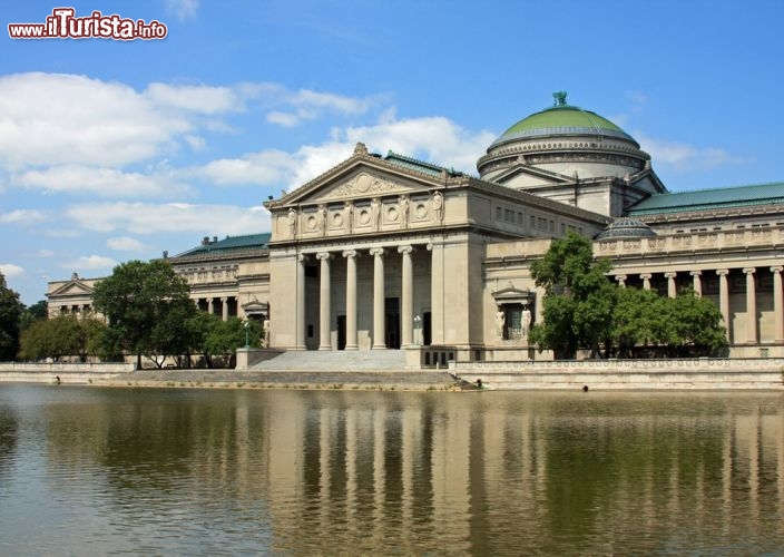 Museo della Scienza e dell'Industria, Chicago, Expo 1893 - L'ex palazzo delle Belle Arti, ora sede del Museo della Scienza e dell'Industria di Chicago, faceva parte della Columbian Exposition organizzata nel 1893. Dopo essersi salvata dall'incendio che distrusse la maggior parte degli edifici realizzati appositamente per la fiera, la struttura nata come sede espositiva è stata riconvertita allo scopo attuale. La prima ruota panoramica del mondo, realizzata per l'Expo è stata trasferita invece nell'area dell'aeroporto, il Chicago Midway  - © Thomas Barrat / Shutterstock.com