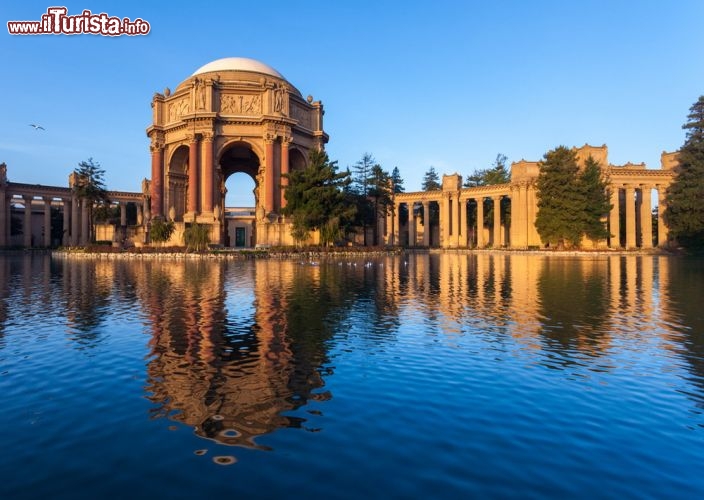 Palazzo delle Belle Arti, San Francisco, Expo 1915 - Tante sono state le fiere organizzate nel corso del XX secolo. Il 1915 tenne a battesimo la Panama-Pacifico International Exposition promossa oltre Oceano nella città di San Francisco. I resti di quei fasti sono riconducibili ad un paio di strutture, il Palazzo delle Belle Arti e la laguna artificiale adiacente. L'incuria nella quale entrambi erano stati lasciati aveva trasformato l'edificio in un rudere fatiscente fino a quando, nel 1964, venne ricostruito completamente pur rispettando i connotati originari  - © Nickolay Stanev / Shutterstock.com