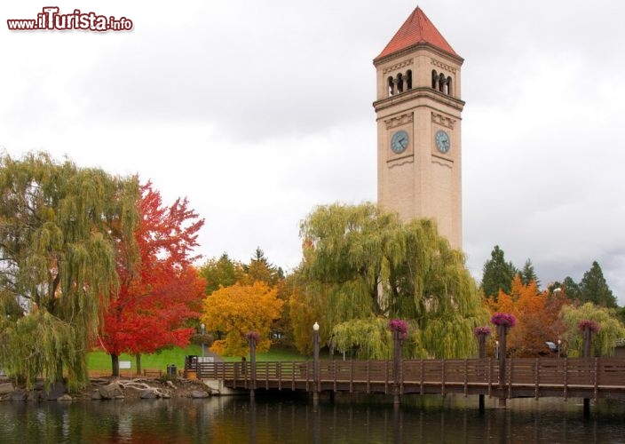 Riverfront Park, Spokane, Expo 1974 - Riverfront Park, creato per l'Expo del 1974, rappresenta tutt'ora uno degli angoli più popolari e importanti del centro di Spokane - Washington. Cento ettari di verde, caratterizzati dal padiglione centrale in metallo e altre attrazioni, come il Riverfront Park Carousel, il teatro Imax, la torre dell'orologio, lo skyride sopra le cascate, un piccolo parco giochi per bambini, una pista di pattinaggio allestita nei mesi invernali, sede fra l'altro della squadra di hockey speciale Gonzaga Bulldogs e lo Spokane Centennial Trail che passa attraverso il parco - © Christopher Boswell / Shutterstock.com