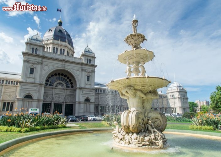 Royal Exhibition, Melbourne, Expo 1880 - Nel 1880 la città di Melbourne, Australia, ospitava l'Esposizione Internazionale. L'architetto Joseph Reed progettò il Royal Exhibition Building, maestoso edificio con una "Sala Grande" di oltre 12.000 metri quadrati. Negli anni successivi la struttura venne utilizzata per eventi e cerimonie, come la prima seduta del Parlamento australiano, il 9 maggio 1901, all'inaugurazione del Commonwealth d'Australia. Gli anni successivi vennero segnati da sorti altalenanti per la struttura fino a quando ne venne decisa la ristrutturazione che l'ha proiettata nella lista dei Patrimoni Mondiali dell'Umanità Unesco, qualifica ottenuta nel 2004 insieme ai Carlton Gardens. Oggi il palazzo funziona come centro d'esposizione per eventi  - © Nils Versemann / Shutterstock.com 